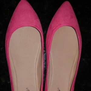 Breckelle's pointed toe flat, size 10